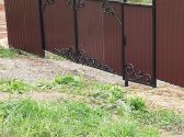 Установка забора, ворота с элементами ковки 