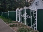Забор и ворота из профлиста с декоративными элементами