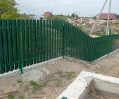 Забор. Металлический штакетник.