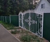 Забор и ворота из профлиста с декоративными элементами
