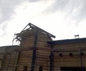 Монтаж крыши на срубе (с учетом усадки сруба).