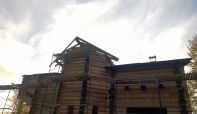 Монтаж крыши на срубе (с учетом усадки сруба).